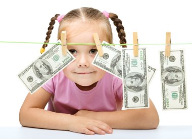 sevimli küçük kız kağıt para ile oynamak