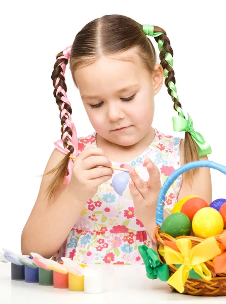 어린 소녀는 그림 계란 부활절을 위한 준비 — 스톡 사진