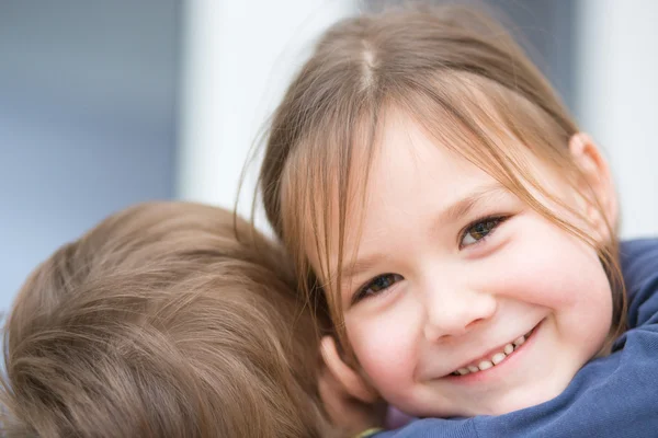 La bambina sta abbracciando suo fratello — Foto Stock