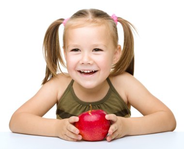 Kırmızı elma ile küçük kız