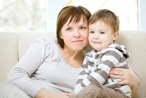 Madre se divierte con su hijo — Foto de Stock