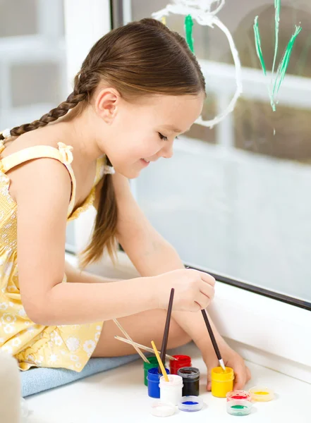 Retrato de uma menina bonita brincando com tintas — Fotografia de Stock