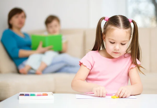 Menina está brincando com plasticina — Fotografia de Stock