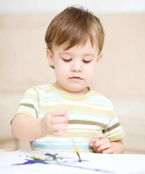 小さな男の子は塗料で遊んでいます。 — ストック写真