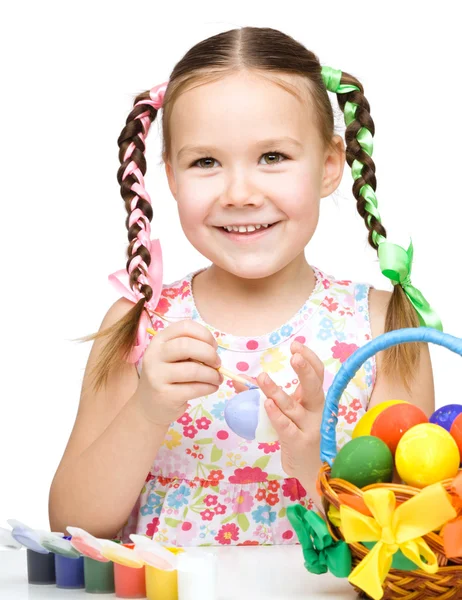 Niña está pintando huevos preparándose para Pascua —  Fotos de Stock