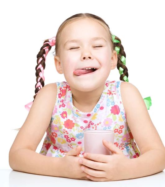 Schattig klein meisje met een glas melk — Stockfoto