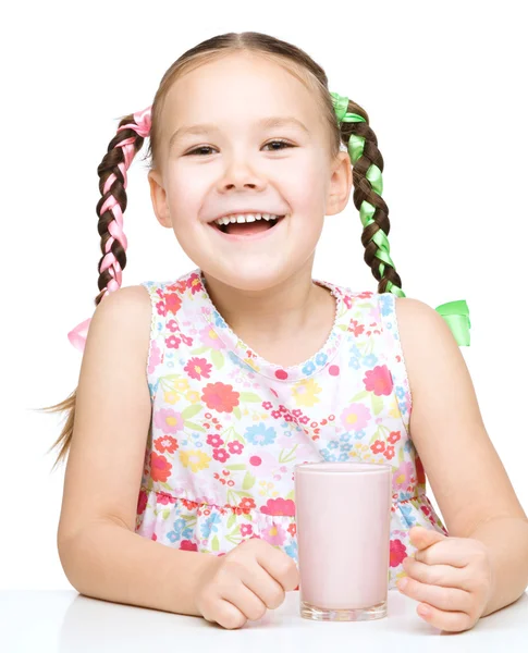 Schattig klein meisje met een glas melk — Stockfoto