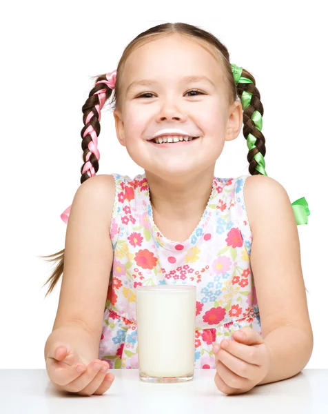 Menina bonito mostrando bigode leite — Fotografia de Stock