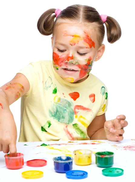 Портрет милой девушки, играющей с красками — стоковое фото