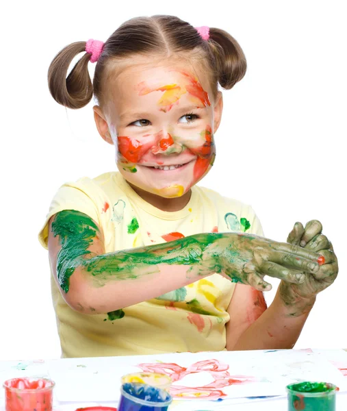 Retrato de uma menina bonita brincando com tintas — Fotografia de Stock