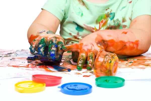 Menino está brincando com tintas — Fotografia de Stock