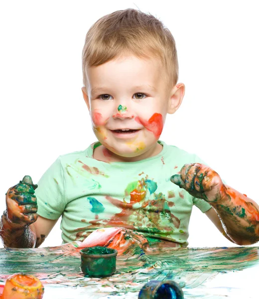 Menino está brincando com tintas — Fotografia de Stock