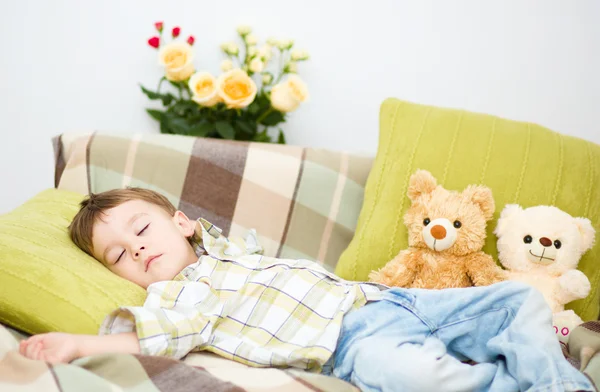 Niedlicher kleiner Junge schläft — Stockfoto