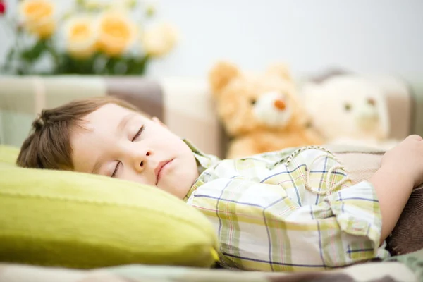 Niedlicher kleiner Junge schläft — Stockfoto