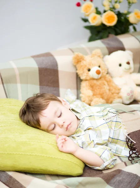 Schattige kleine jongen slaapt — Stockfoto