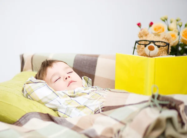 Schattige kleine jongen slaapt — Stockfoto