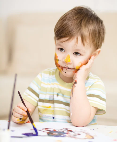 Küçük çocuk boyalar ile oynuyor — Stok fotoğraf