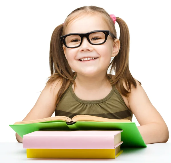 Menina está lendo um livro — Fotografia de Stock