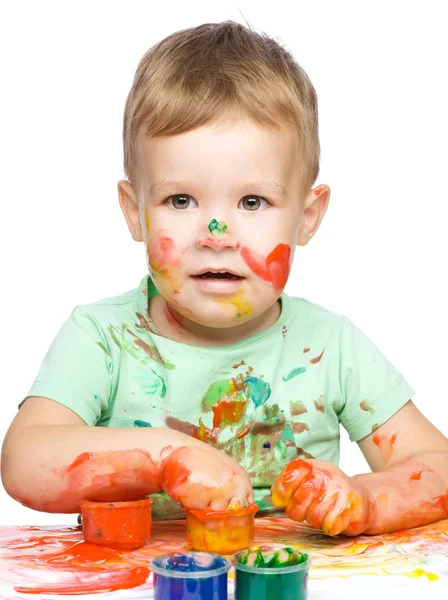 Menino está brincando com tintas — Fotografia de Stock