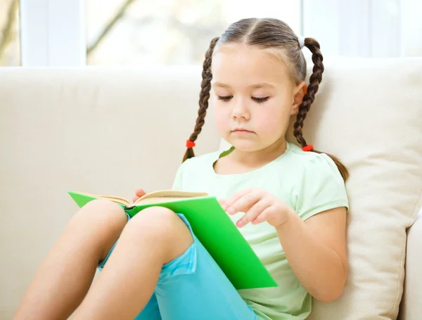 Little girl reads a book — Stock Photo, Image