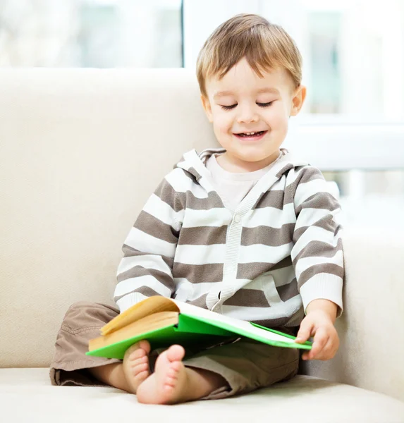 Il bambino sta leggendo un libro — Foto Stock