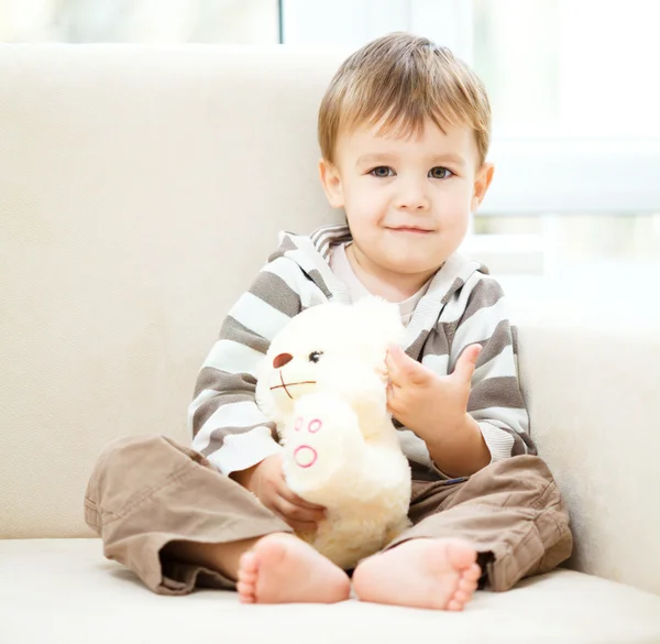 Портрет маленького мальчика со своим плюшевым мишкой — стоковое фото