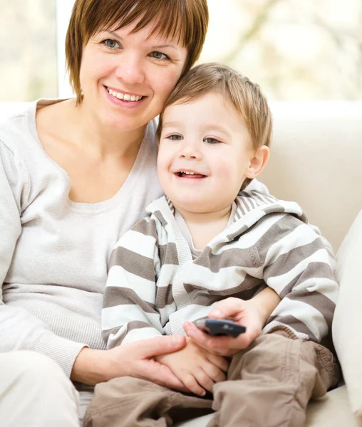 Mother and her son are watching tv — Stock Photo, Image