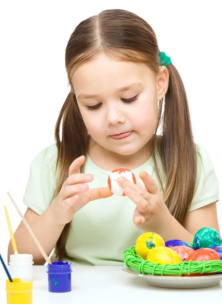 Kleines Mädchen bemalt Eier und bereitet sich auf Ostern vor — Stockfoto