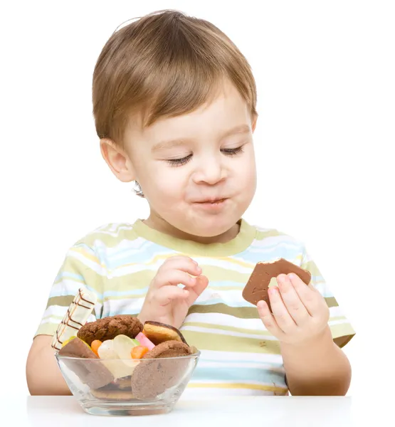 Портрет мальчика с печеньем — стоковое фото
