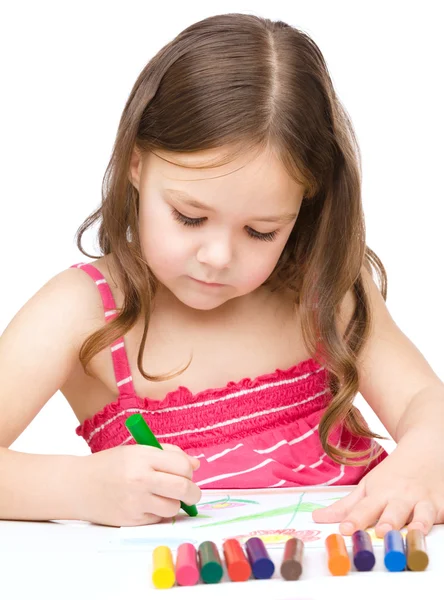 小さな女の子が、クレヨンを使用して描画します。 — ストック写真