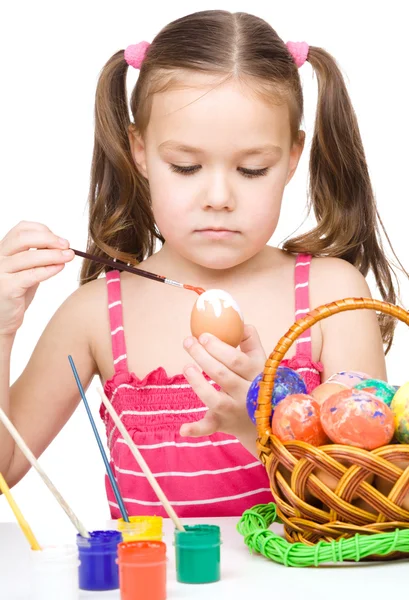 Kleines Mädchen bemalt Eier und bereitet sich auf Ostern vor — Stockfoto