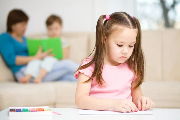 Niña está jugando con plastilina — Foto de Stock