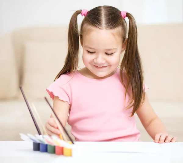 Lindo niño alegre jugar con pinturas — Foto de Stock