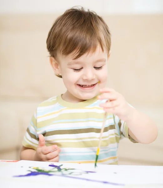 小さな男の子は塗料で遊んでいます。 — ストック写真