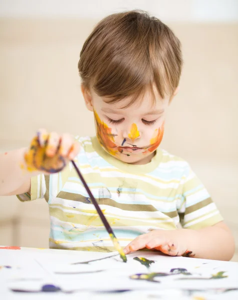 Маленький хлопчик грає з фарбами — стокове фото