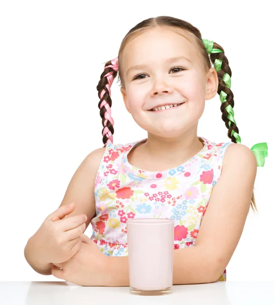 Schattig klein meisje met een glas melk — Stockfoto