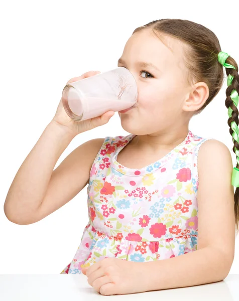 Schattig klein meisje met een glas melk — Stockfoto