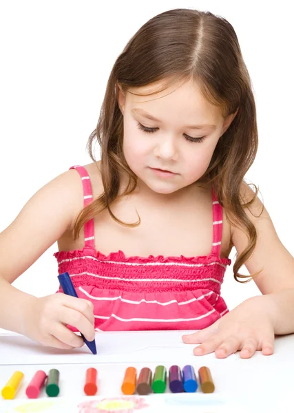 Kleines Mädchen zeichnet mit einem Buntstift — Stockfoto