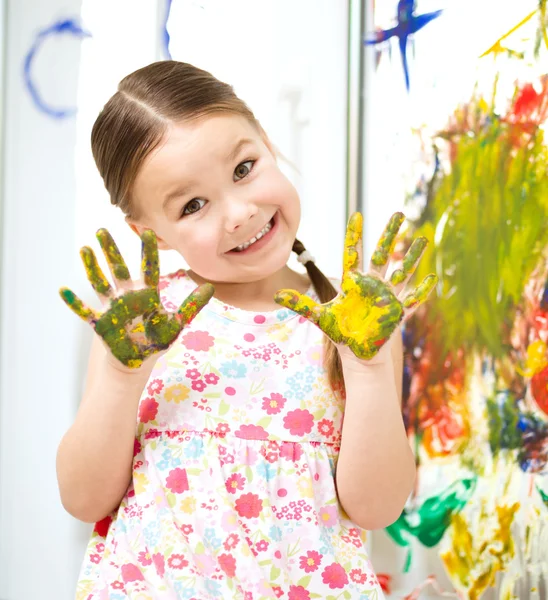 塗料と遊ぶかわいい女の子の肖像画 — ストック写真