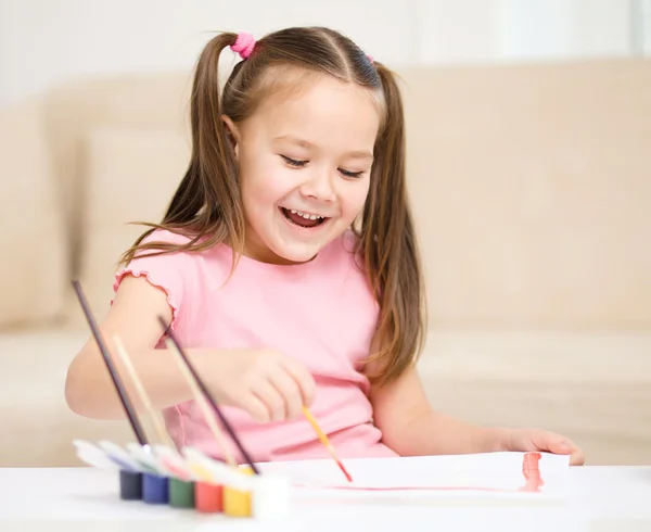 Lindo niño alegre jugar con pinturas — Foto de Stock