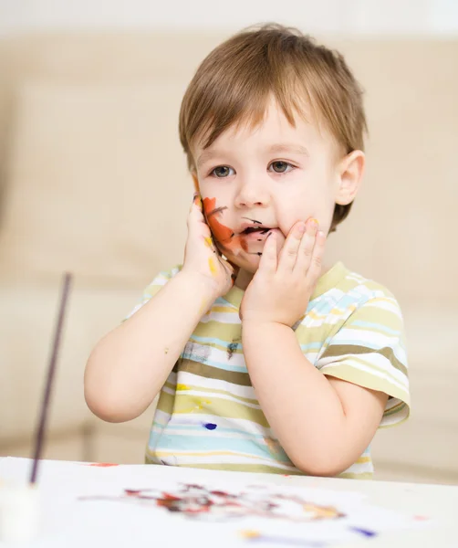 小さな男の子は塗料で遊んでいます。 — ストック写真
