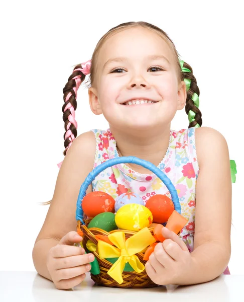 Holčička s koš plný barevných vajec — Stock fotografie
