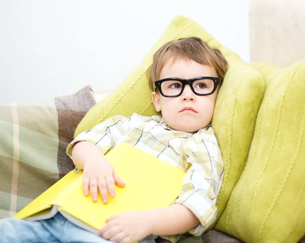 Klein kind met boek — Stockfoto