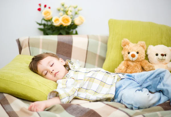 Niedlicher kleiner Junge schläft — Stockfoto