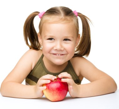 Kırmızı elma ile küçük kız