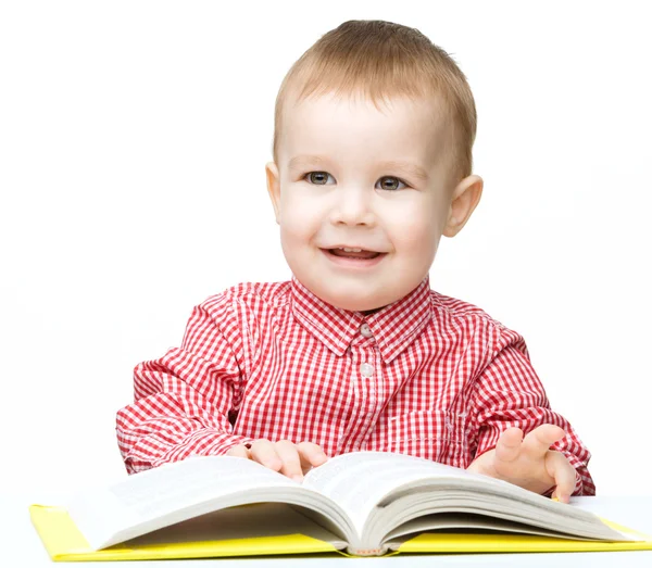 Bambino piccolo gioca con il libro — Foto Stock