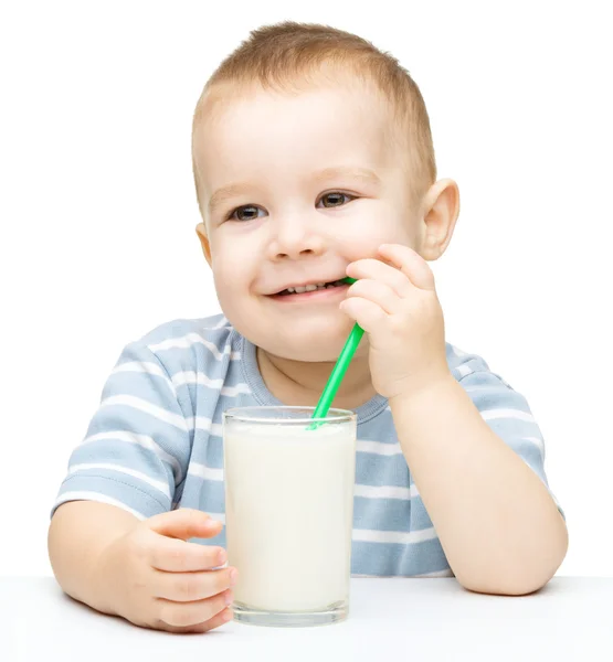 Mignon petit garçon avec un verre de lait — Photo