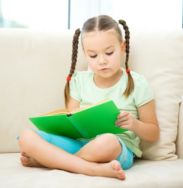 Petite fille lit un livre — Photo
