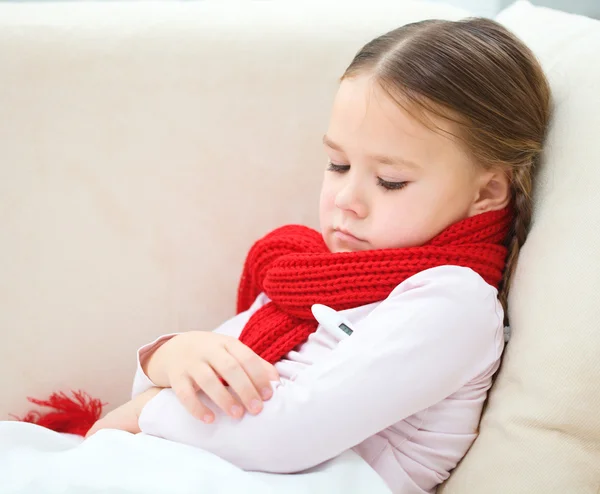 Petite fille malade avec thermomètre dans la bouche — Photo