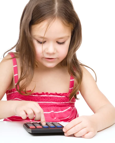 La bambina sta usando la calcolatrice — Foto Stock